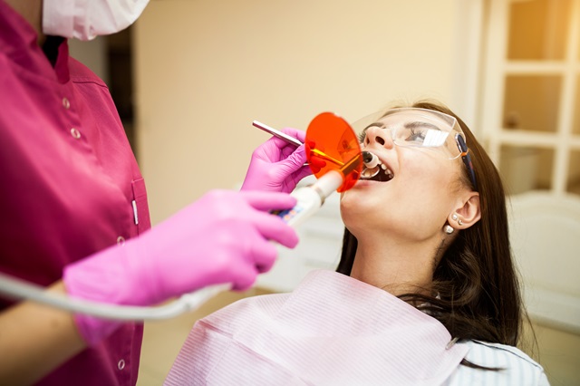 Oczyszczanie powierzchni zębów – techniki i materiały stosowane w stomatologii